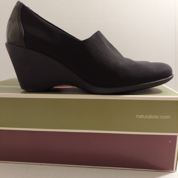 Naturalizer Kismet Black Stretch Shoes - Picture 1 of 14